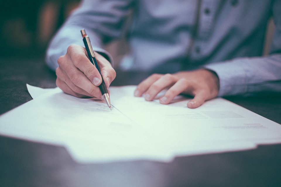 Como funciona o contrato de corretagem em negociações imobiliárias